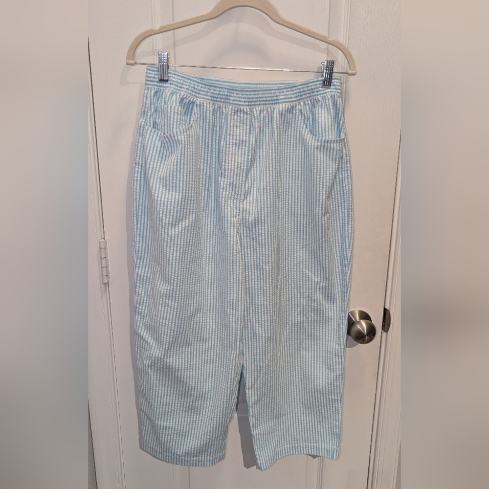 Quacker Factory Pull-On Stretch Seersucker Capri Pants‎ Size Small Blue Striped